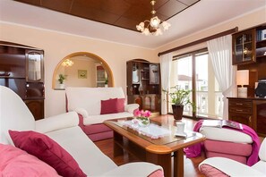 TV, stereo - Holiday apartment with balcony and sea view (Klimno)