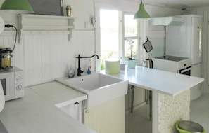 Køleskab, mikrobølgeovn, kogeplade, kaffe-/temaskine