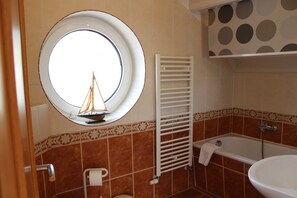 Een douche, een haardroger, zeep, toiletpapier