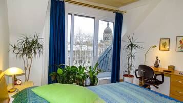 2 bedrooms, desk, WiFi, bed sheets