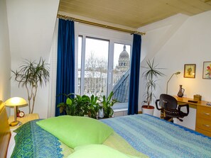 2 bedrooms, desk, WiFi, bed sheets
