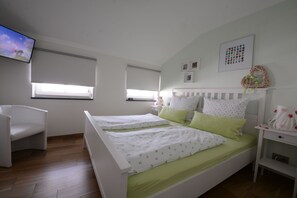 A bedroom with two beds, a TV, and a window. - Apartment 1 - NEW! Rental Binz (Binz)