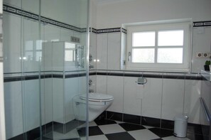 Dusche, Haartrockner, Handtücher, Seife