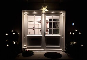 A double door with a star-shaped light fixture above it, surrounded by small lights. - Apartment 1 - NEW! Rental Binz (Binz)