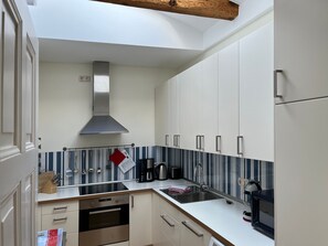 Kühlschrank, Mikrowelle, Ofen, Geschirrspüler