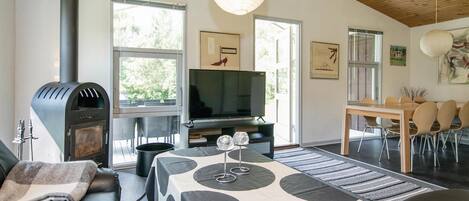 Een smart-tv en een open haard
