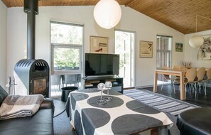 Smart TV, fireplace - Beach front home in Hadsund with WiFi (Hadsund)