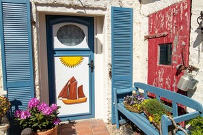 Unclassified image, 4 of 24, button