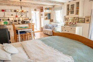 1 bedroom, bed sheets