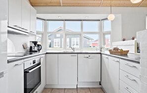 Een koelkast, een kookplaat, een vaatwasser