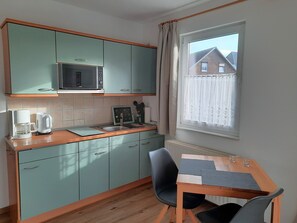 Refrigerador, microondas, horno y cafetera y tetera 