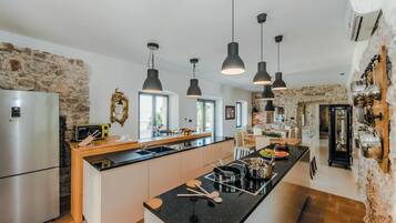 Fridge, stovetop, dishwasher, coffee/tea maker