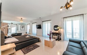 9 bedrooms, in-room safe, free WiFi, bed sheets