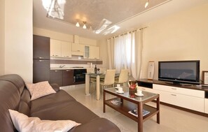 TV - 1 bedroom beach front apartment in Posedarje (Posedarje)