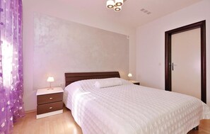 1 bedroom, free WiFi, bed sheets - 1 bedroom beach front apartment in Posedarje (Posedarje)