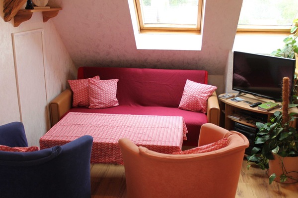 Wohnbereich mit Sitzecke und TV