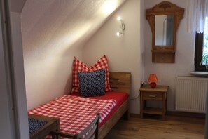 2 slaapkamers, reisbedje, beddengoed