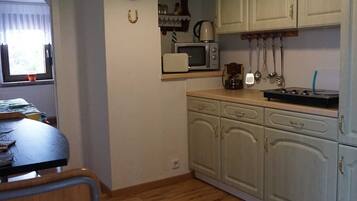 Kühlschrank, Mikrowelle, Hochstuhl