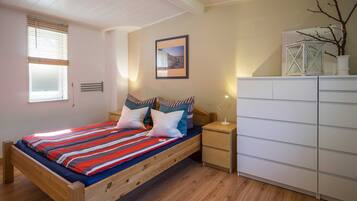 2 bedrooms, desk, travel cot, WiFi