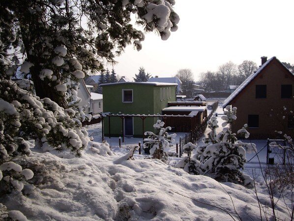 Un quartier résidentiel où les maisons et les arbres sont recouverts de neige.