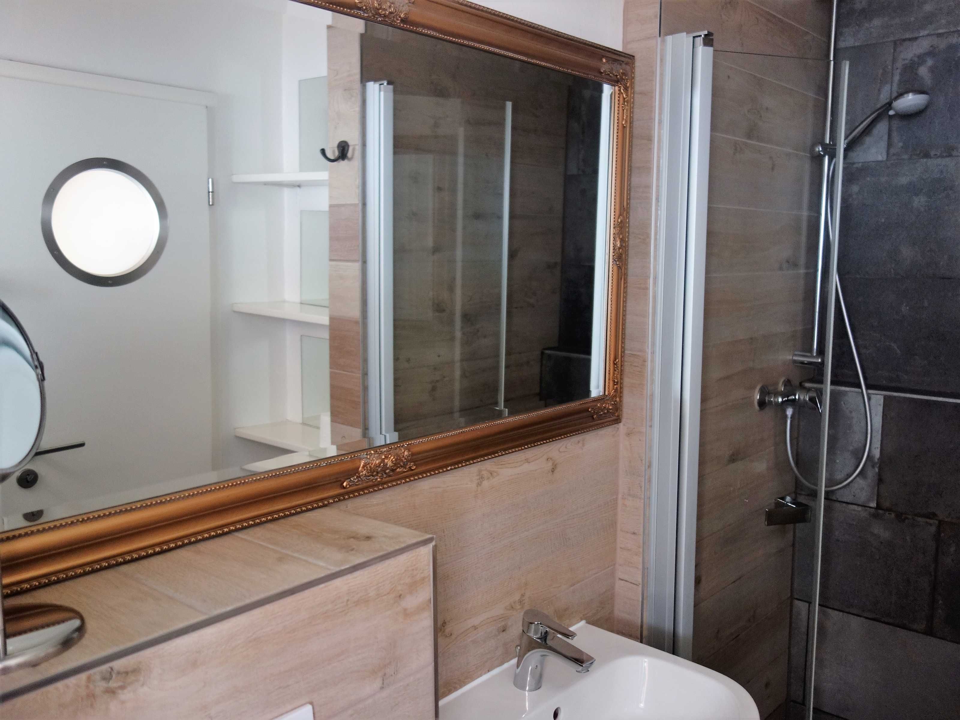 Een douche, een haardroger, handdoeken