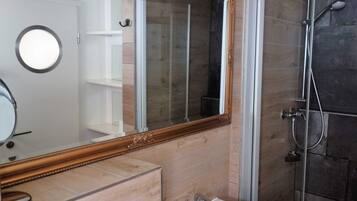 Een douche, een haardroger, handdoeken