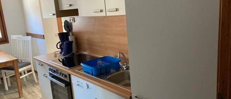 Kühlschrank, Mikrowelle, Ofen, Hochstuhl
