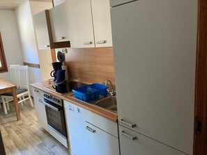 Jääkaappi, mikroaaltouuni, uuni, syöttötuoli