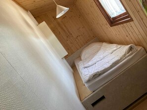 3 makuuhuonetta, vauvan matkasänky