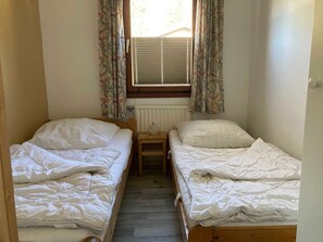 3 chambres, lit de bébé portatif