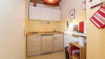 Jääkaappi, liesi, kahvin-/teenkeitin