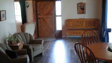 Cabane, 2 chambres, vue montagne | Salle de séjour | Télévision à écran plat, lecteur de DVD