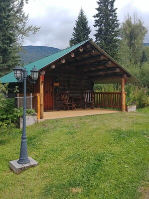 Hypo-allergenic bedding, pillowtop beds, individually decorated - Wolfwood Guest Ranch (Clearwater)