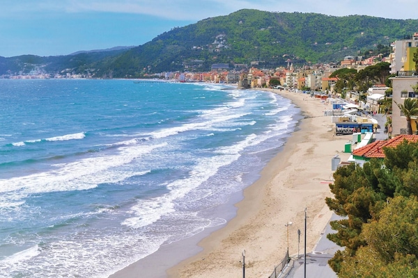 Una playa cerca