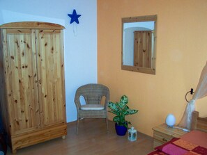 2 bedrooms, travel cot, WiFi, bed sheets