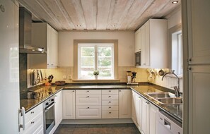 Kjøleskap, kokeplater, oppvaskmaskin og kaffetrakter/tekoker