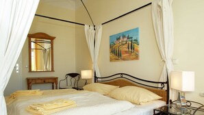 A bedroom with a bed, bedside lamps, a painting, and a mirror. - beach street 14-09 . - 14-09 (Kühlungsborn)