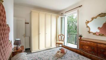 2 bedrooms, travel crib, free WiFi, bed sheets