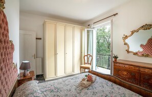 2 bedrooms, travel crib, free WiFi, bed sheets