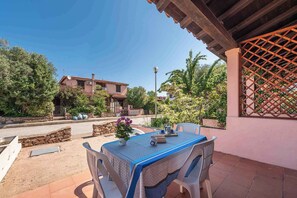Outdoor dining - Holiday apartment with terrace and garden furniture (San Teodoro)
