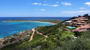 Une propriété située sur la côte, dotée d’une piscine, d’une végétation luxuriante et offrant une vue sur la mer.