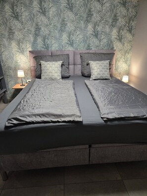 Family Room (2) | Blackout drapes, free WiFi, bed sheets - Gästehaus Alwin Diebold (Rust)