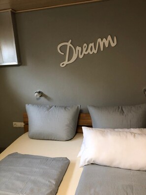 Down duvets, blackout curtains, free WiFi, bed sheets - Gästehaus Alwin Diebold (Rust)