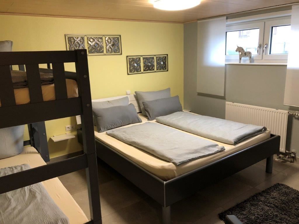 Familiekamer (2) | Donzen dekbedden, verduisterende gordijnen, gratis wifi, beddengoed