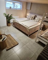 Cubrecamas, cortinas blackout, wifi gratis y ropa de cama