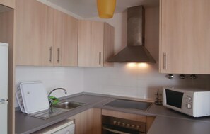 Réfrigérateur, micro-ondes, plaque de cuisson, lave-vaisselle