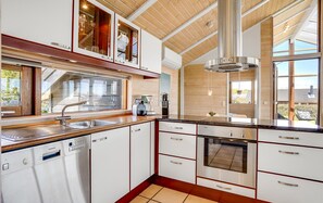 Kjøleskap, kokeplater, oppvaskmaskin og kaffetrakter/tekoker