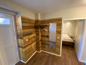 2 bedrooms, travel cot, WiFi, bed sheets