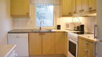 Kylskåp, spishäll, diskmaskin och kaffe- och tebryggare