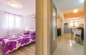 3 chambres, coffres-forts dans les chambres, lit parapluie